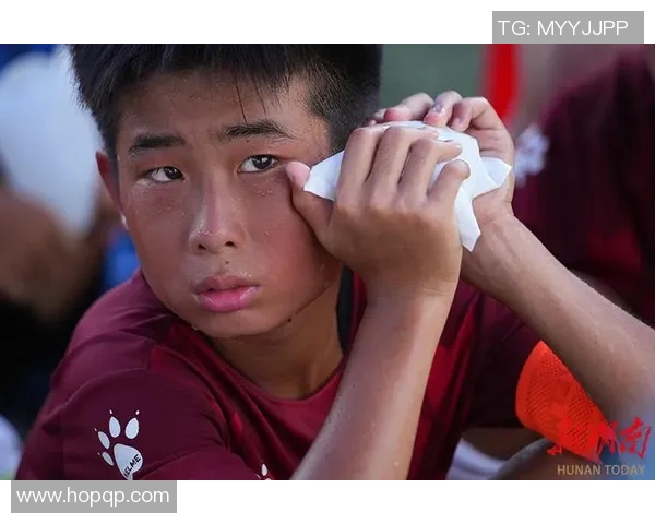 视频记录下足球明星逆境中被救助的感人瞬间